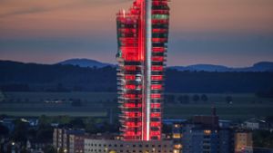 Im Zuge der Aktion wurden neue und alte Gebäude   in rotes Licht getaucht – hier der Schwabenlandtower. . Foto: Gottfried Stoppel