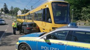 Hoher Schaden nach Kollision von Stadtbahn und Auto