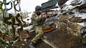 Ein ukrainischer Soldat nimmt seine Position nahe der Frontlinie zu den von Russland unterstützten Separatisten im Südosten des Landes ein (Archivbild von 2018). Foto: dpa/Evgeniy Maloletka