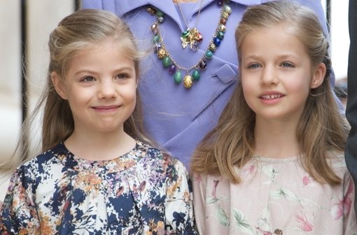 Leonor von Spanien (rechts) mit ihrer jüngeren Schwester Sofía. Die Achtjährige wird mit Felipes Thronbesteigung jüngste Kronprinzessin Europas. Foto: Getty Images Europe