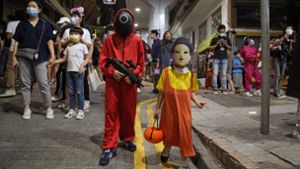 An  Halloween ein Verkaufsschlager: „Squid-Game-Kostüme“. Foto: dpa/Kin Cheung