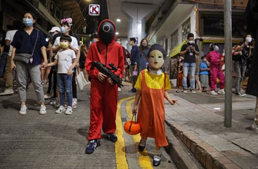 An  Halloween ein Verkaufsschlager: „Squid-Game-Kostüme“. Foto: dpa/Kin Cheung