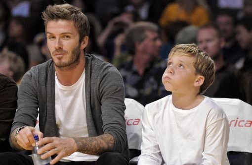 Papa David Beckham geht mit Brooklyn Basketball gucken. Der Fußballspieler hat zusammen mit seiner Frau Victoria noch zwei weitere Söhne: Cruz und Romeo. Foto: AP