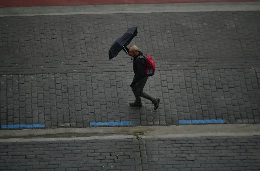Es wird ungemütlich und stürmisch – das Wetter bringt Regen und reichlich Wind. (Symbolfoto) Foto: AP