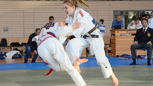 Jana Scheffold (rechts) hat bei den Meisterschaften drei Punkte für das JudoTeam Steinheim geholt. Foto: privat