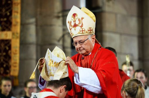 Stephan Burger (links) bekam 2014  vom ehemaligen Erzbischof Robert Zollitsch die Mitra aufgesetzt. Die  zweispitzige Kopfbedeckung wird von  Bischöfen getragen. Foto: dpa/Patrick Seeger