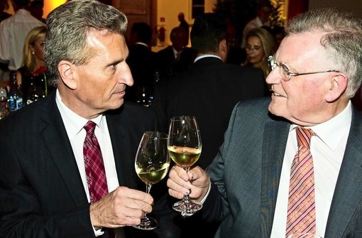 Ex-Ministerpräsident Teufel gratuliert seinem Nachfolger Oettinger 2013 zum 60. Geburtstag Foto: dpa