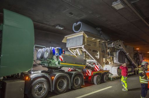 Ein Schwertransporter hat im Kappelbergtunnel eine Lüftungsturbine abgerissen. Foto: 7aktuell.de/Simon Adomat