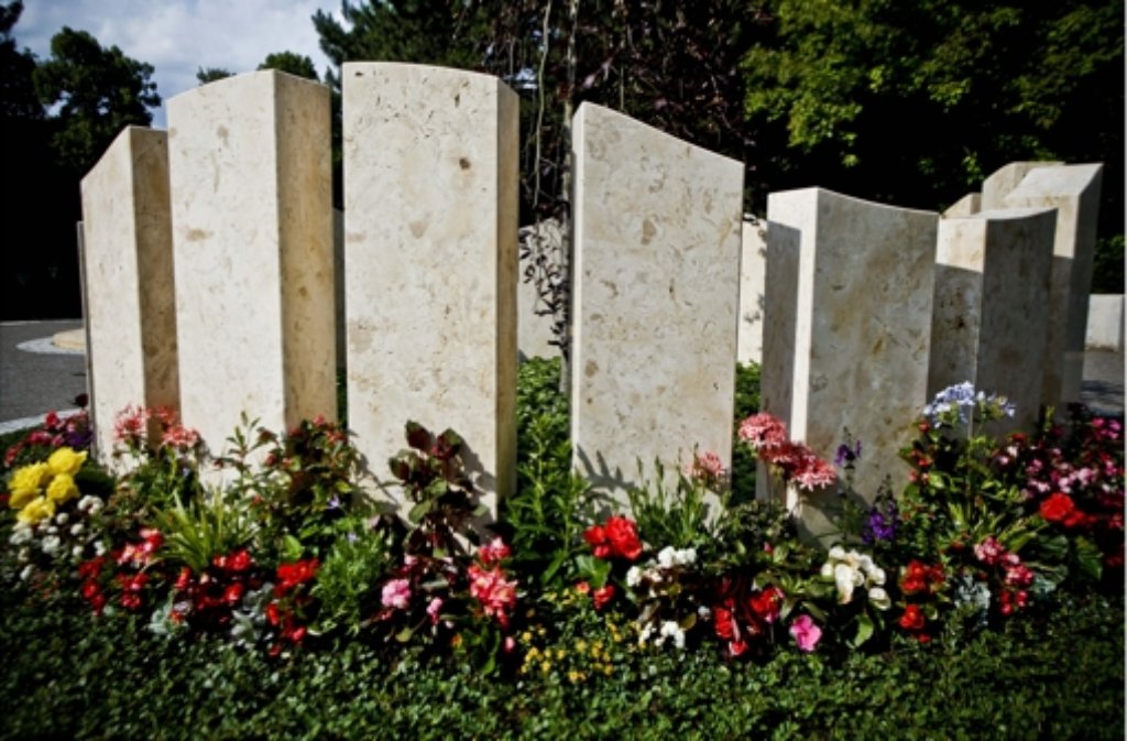 Gemeinschaftsgrab für Urnen auf dem Hauptfriedhof in Bad Cannstatt. Klicken Sie sich durch die Bilder.