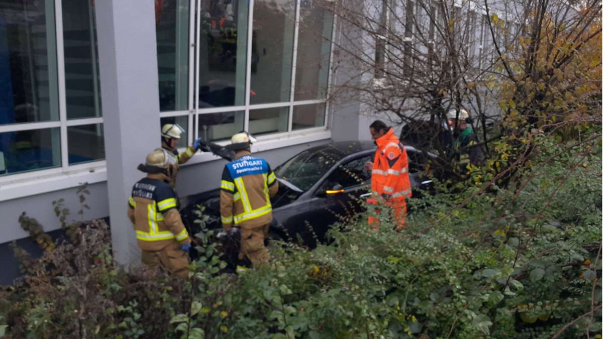 Schwerer Unfall in Stuttgart: Auto landet an Hauswand