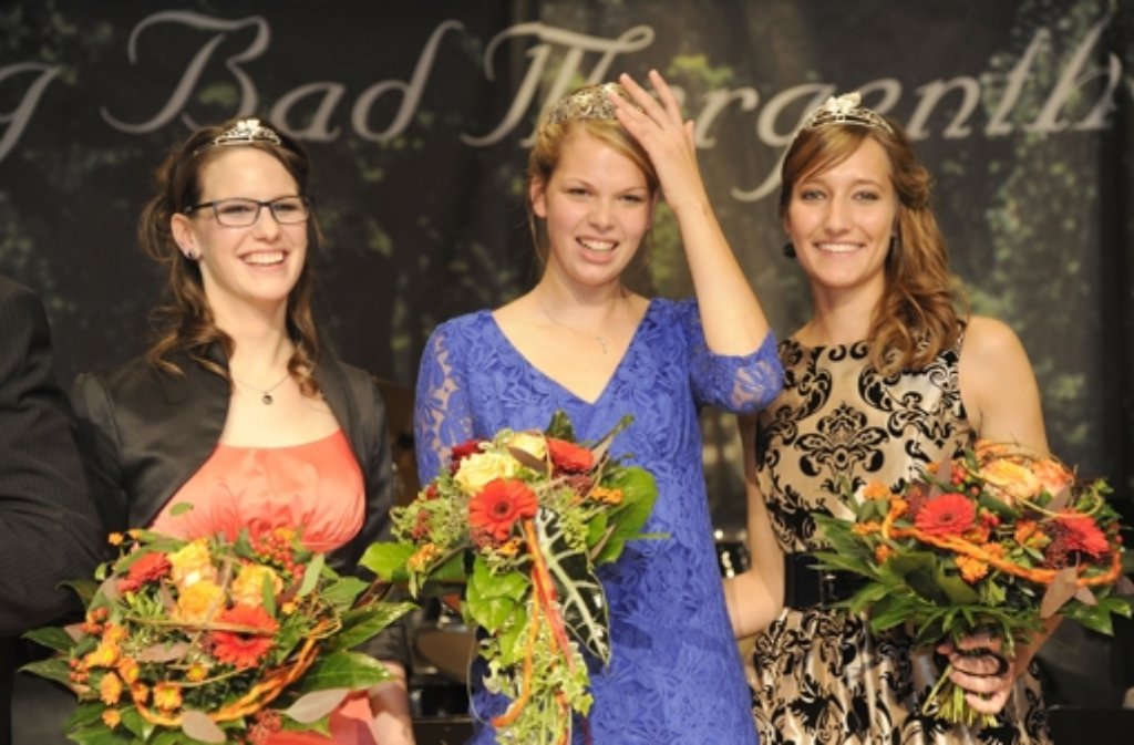 Nur eine kann Königin werden: Die Württembergische Weinkönigin Theresa Olkus (Mitte) mit den Weinprinzessinnen Franziska Leitz (links) und Larissa Schweiker.
