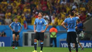 Enttäuschte Urugay-Spieler stehen nach dem verlorenen Achtelfinale gegen Kolumbien auf dem Platz. Foto: Getty Images South America