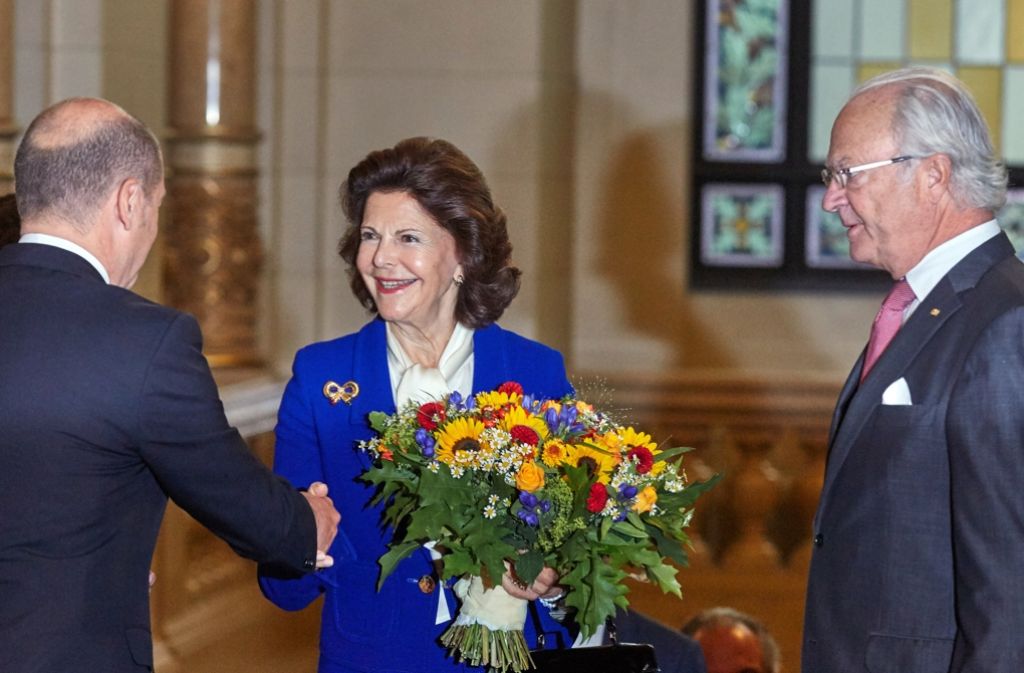 Hamburgs Erster Bürgermeister Olaf Scholz begrüßt König Carl Gustaf und Königin Silvia von Schweden.