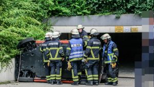 Kontrolle über Smart verloren – Feuerwehr befreit Beifahrer