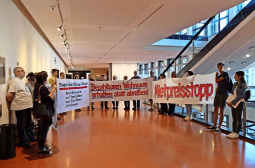 Im Stuttgarter Rathaus protestierten die SWSG-Mieter gegen den Abriss von bezahlbarem Wohnraum, Mietpreisteigerungen und die Pläne der Allianz. Foto: privat