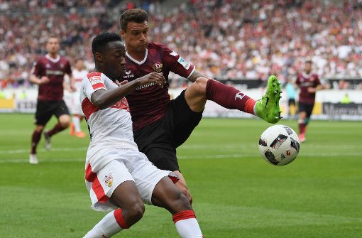 Carlos Mané links kämpft beim VfB Stuttgart um die Fortsetzung seiner Karriere. Foto: Bongarts