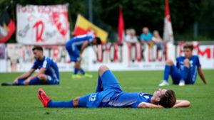 Nach dem Pokal-Aus gegen Backnang am Boden: Die Spieler der Stuttgarter Kickers. Foto: Baumann