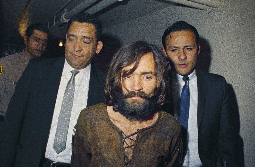 Der später verurteilte Massenmörder Charles Manson 1969 auf dem Weg zu einer Anklageverlesung. Äußerlich könnte hätte man ihn auch für einen Rockstar halten können.