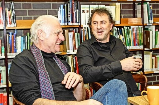 Die beiden Komiker Roland Baisch und Stefan Waghubinger im Gespräch. Foto: factum/Bach