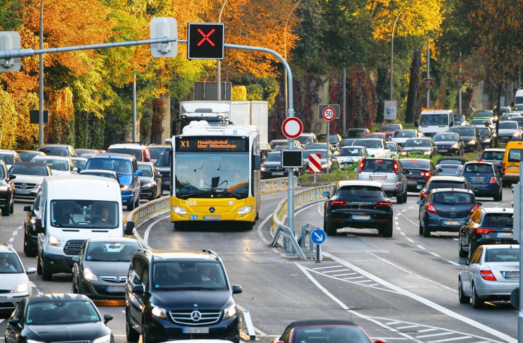 Einer der Schnellbusse in der Pole-Position: Durch eine besondere Verkehrsführung und Verkehrssteuerung sollen sie gut durchs Gewühl kommen.