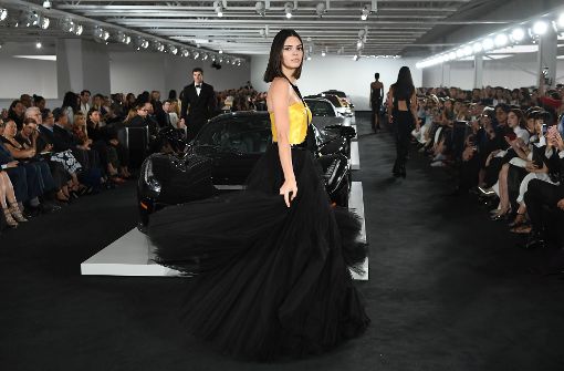 Model Kendall Jenner präsentiert bei der Show von Ralph Lauren in New York eine Kreation in Schwarz und Gelb. Foto: AFP