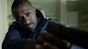 Volle Deckung: Schauspieler Idris Elba in seinem neuen Film „Bastille Day“. Foto: dpa