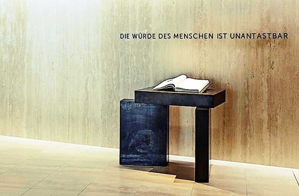 Das neue Gedenkbuch im Landtag erinnert an 327 Abgeordnete.