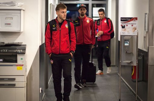 Die VfB-Profis Alexandru Maxim, Martin Harnik und Filip Kostic sind am Samstagabend in Stuttgart gelandet. Foto: dpa