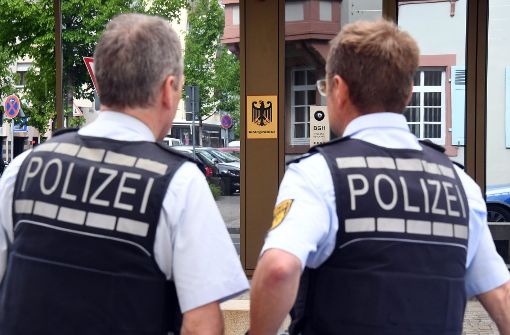 Polizisten stehen vor dem Bundesgerichtshof (BGH) in Karlsruhe, wo die Haftprüfung eines Verdächtigen stattfindet, der im Rahmen der Fahndung nach den Tätern des Anschlags auf den Mannschaftsbus von Borussia Dortmund festgenommen wurde. Foto: dpa