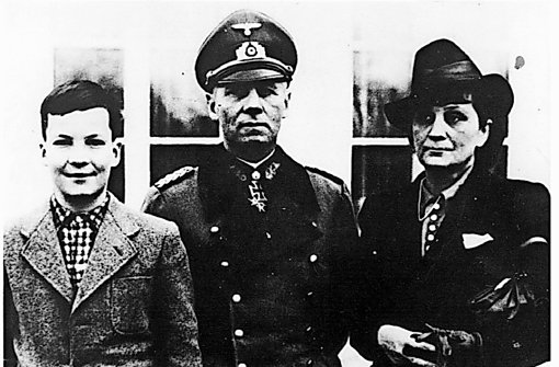 Manfred Rommel mit Vater Erwin und Mutter Lucie Maria 1941 in der Wiener Neustadt Foto: Privatarchiv Rommel