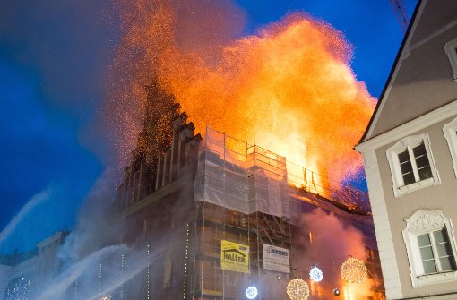 Flammen und Funken schlagen aus dem historischen Rathaus von Straubing. Foto: dpa