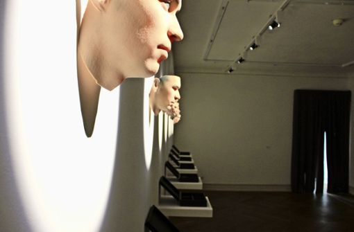 Heather Dewey-Hagborgs Kunst-Köpfe stammen aus dem 3D-Drucker, die Gesichtszüge aus DNA-Spuren unbekannter  Menschen, die zum Beispiel eine Zigarettenkippe weggeschmissen haben, die die Künstlerin aufsammelte. Foto: Städt. Galerie Esslingen