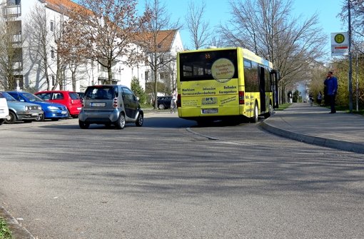 Morgens dauert es oft lang, bis der Bus die Haltestelle an der Richard-Schmid-Straße wieder verlassen kann. Schuld ist der Verkehr zum Schulbeginn. Foto: Barnerßoi