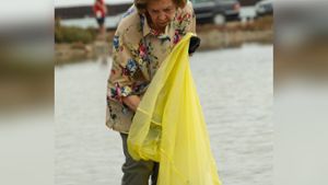 Altkönigin Sofia von Spanien sammelt Müll am Strand