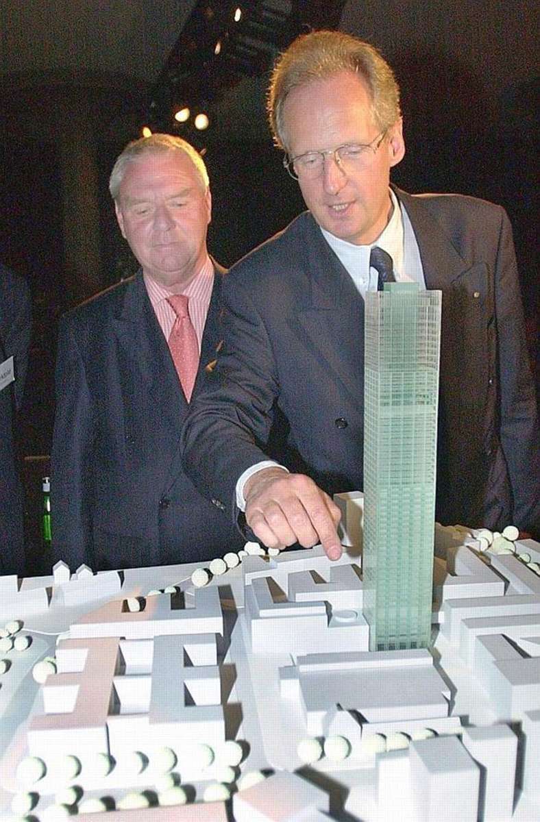 OB  Wolfgang Schuster (rechts) und Hans Ulrich Gruber, der Vorstandsvorsitzende der Trump Deutschland AG, stellten den geplanten Wolkenkratzer im der Staatsgalerie vor.