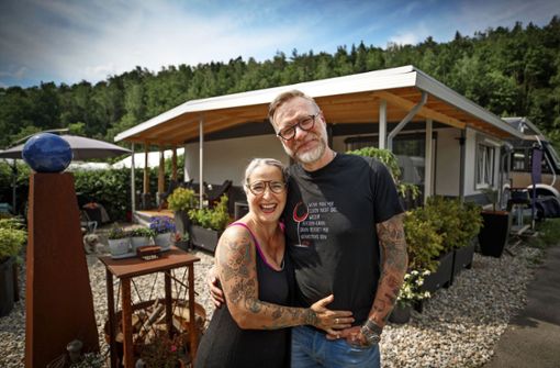 Trautes Heim, Glück allein: Monika und Ingo Wiesner  vor ihrem Zuhause auf dem Murrhardter Campingplatz Foto: Gottfried Stoppel