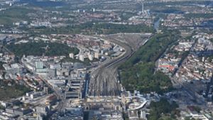 Luftaufnahme von der Stuttgarter Innenstadt mit dem Hauptbahnhof und der Baustelle für das Bahnprojekt Stuttgart 21 (Archivbild) Foto: dpa/Werner Kuhnle