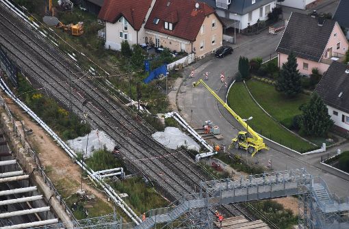 An den hellen Betonflächen haben sich die Schienen der Rheintalbahnstrecke abgesenkt. Foto: dpa