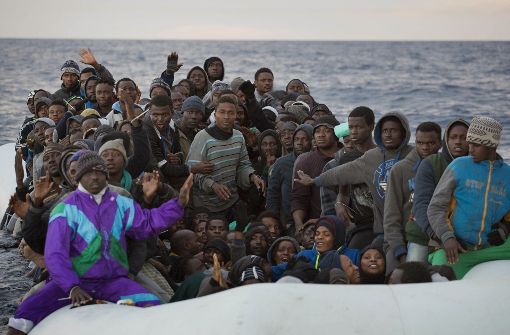 Migranten und Flüchtlinge in einem Gummiboot im Mittelmeer, 34 Kilometer nördlich von der libyschen Küste (Archivbild). Foto: AP