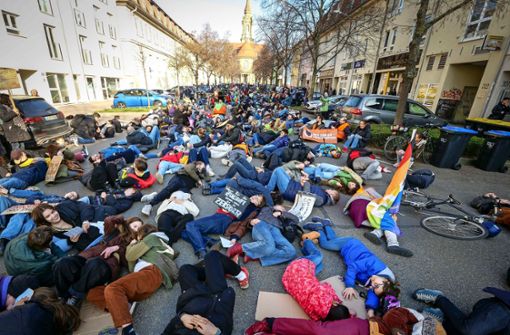 Liegen auf der Leonberger Straße: Klima-Demo in Ludwigsburg. Foto: Simon Granville