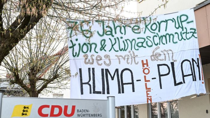Klimaaktivisten bringen Banner an CDU-Gebäude an