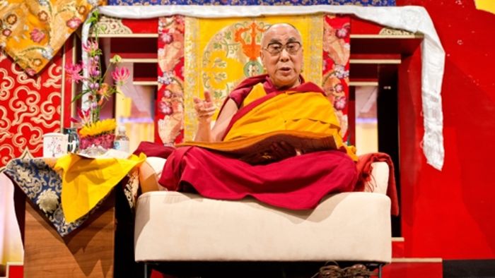 Dalai Lama steckt im Aufzug fest
