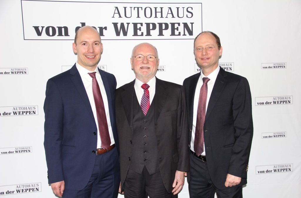 Seniorchef Klaus von der Weppen (M.)  gibt den Staffelstab weiter    an die  Söhne Carlo Hartung (l.)   und  Jan von der Weppen. Foto: Georg Friedel