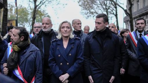 Auch Marine Le Pen (Mitte) lief in Frankreich mit. Foto: dpa/Christophe Ena