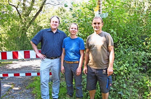 Simon Römmich, Kathrin Klein und Mladen Behlic (von links) erläutern die Umleitung. Eine führt über die Maiermahd zum Sulzbachstausee (rechtes Foto). Foto: Malte Klein