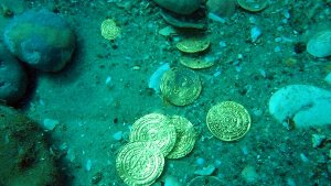 2000 Münzen aus dem 11. Jahrhundert: Im Mittelmeer wurde der bisher größte Goldschatz der israelischen Geschichte gefunden. Foto: Israel Antiquities Authority