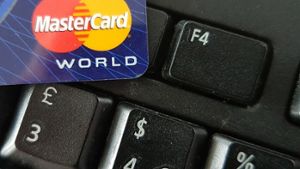 Onlinekunden können bei Mastercard jetzt auch in Europa per Selfie oder Fingerabdruck bezahlen. (Symbolfoto) Foto: EPA