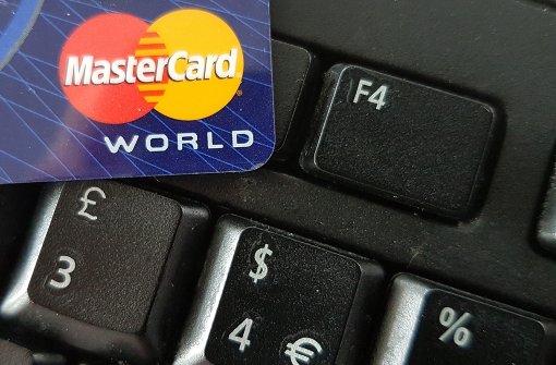 Onlinekunden können bei Mastercard jetzt auch in Europa per Selfie oder Fingerabdruck bezahlen. (Symbolfoto) Foto: EPA
