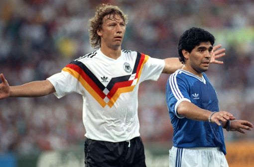 Sternstunde 1990 in Rom: Guido Buchwald (links) meldet den argentinischen Weltstar Diego Maradona im WM-Finale komplett ab. Foto: dpa
