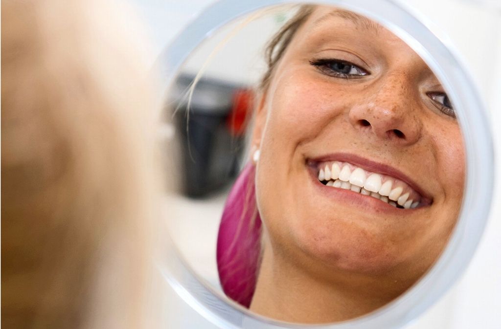 Wer regelmäßig zum Zahnarzt geht hat gut lachen und spart Geld. Foto: dpa/Benjamin Nolte